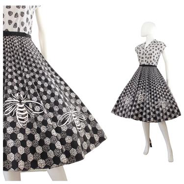 1950s Bee Novelty Print Dress - 1950s Black &amp; White Cotton Dress - 1950s Fit and Flare Dress - 1950s Novelty Print Dress | Size Small / Med 