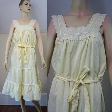 Vintage pastel yellow prairie sundress size medium, 70s cottagecore lightweight hippie tiered apron dress with lace, tie belt, elastic waist 