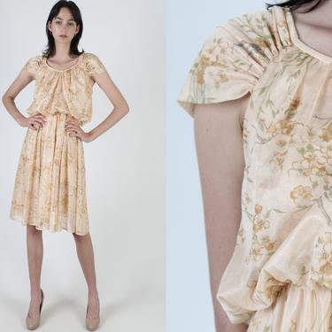 Vintage 70s Garden Floral Dress / Apricot Day Party Cap Sleeve Mini / Elastic Gathered Smocked Waist / Peach Boho Casual Midi Dress 