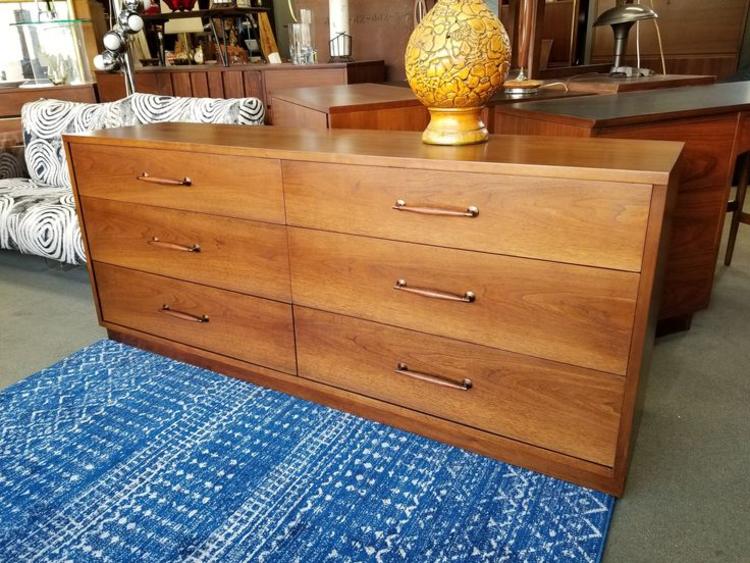 MidCentury Modern walnut six drawer dresser by Henredon Peg Leg