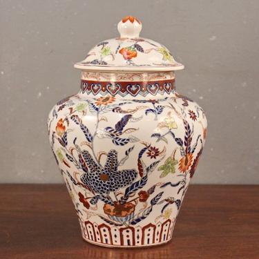 Chinese Ornate Porcelain Urn