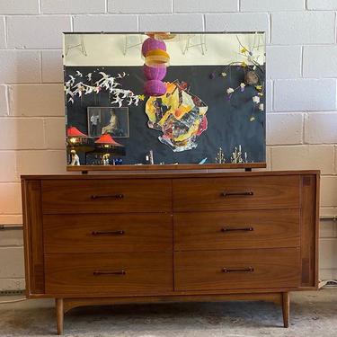 Kroehler dresser with deals mirror