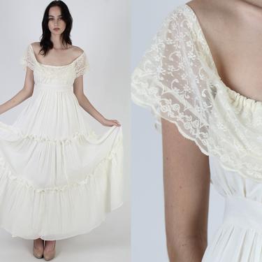 Off The Shoulder Wedding Gown / Vintage 70s Plain Ivory Gunne Sax Maxi Dress / 1970s Crinkle Cotton Long Bridal Dress Size 9 