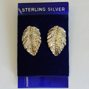 Lightweight 70's NOS sterling leaf studs, dainty detailed 925 silver nature themed post earrings, dead stock on original card 