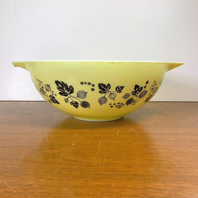 Pyrex purchases Yellow & Black Gooseberry 4 Piece Cinderella Bowl Set