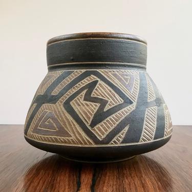 Vintage Studio Pottery Southwest / Tribal Incised Decor Planter Pot or Vase 