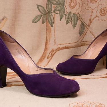1950s Shoes  - 9 N US -  Classic Vintage Early 50s Purple Suede Babydoll Pumps with Pointed Vamp and Tall, Thick Heel 