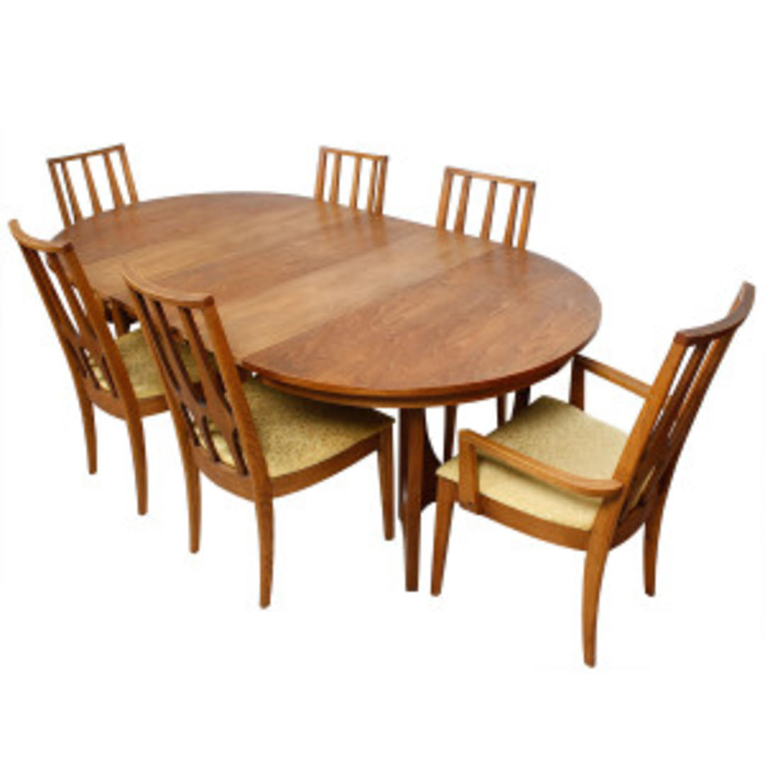 Broyhill Brasilia Round to Oval Walnut Expanding Dining Table Set