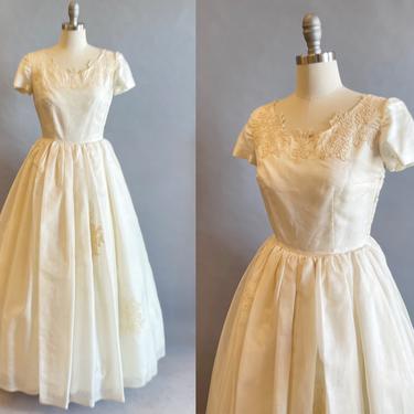 1950's Ivory Wedding Dress/ Silk Organdy Wedding Gown / 50's Wedding Dress With Floral Appliqué / Size Small 