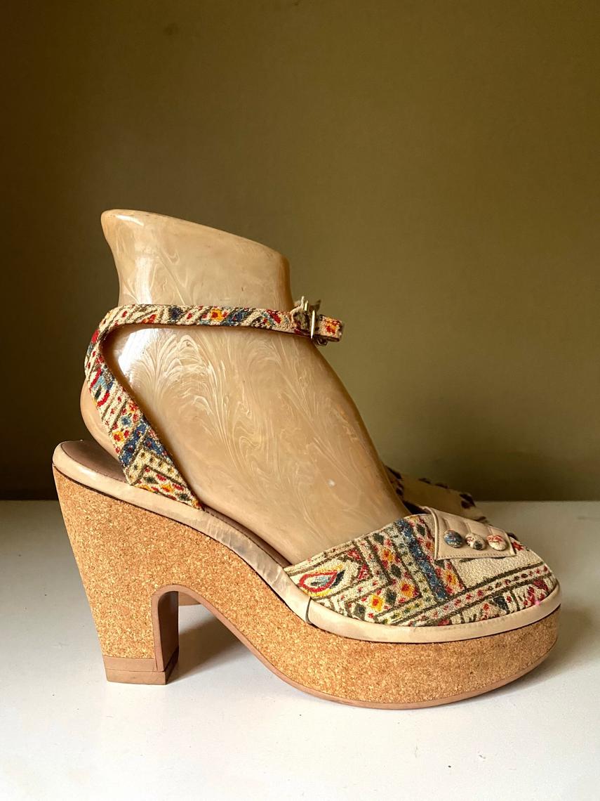 RARE 1940s sz 7 platform cork sandals / vintage 40s print fabric
