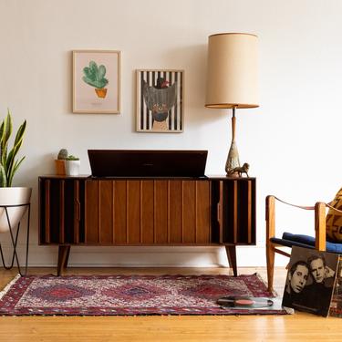 midcentury額 Mid Century Modern Walnut Zenith Record Console | Spaced Out