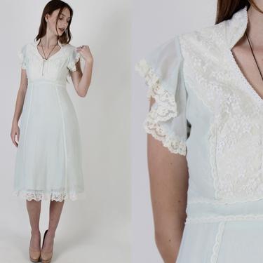 White Lace Trim Dress / Summer Dress With Waist Sash Tie / Ivory Crochet Flutter Sleeve Garden Dress / Vintage 70s Mint Corset Dress 