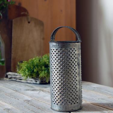 Vintage tin grater / round cheese grater with 3 sides / rustic industrial farmhouse kitchen decor / cheese vegetable grater / hand grater 