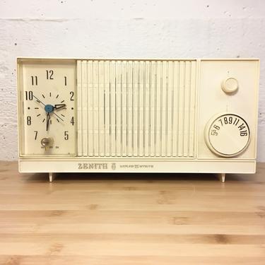 Retro 1960s Zenith Pacemaker Clock Radio, Looking Good and Working Perfectly, Z260W 