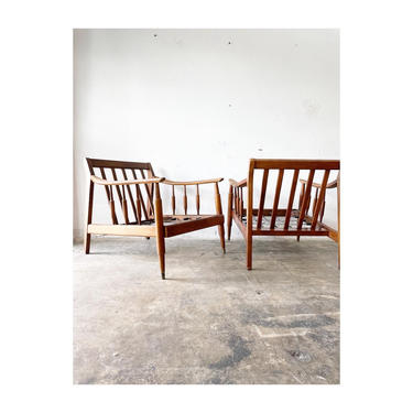 Pair Mid Century Modern Lounge Chairs 