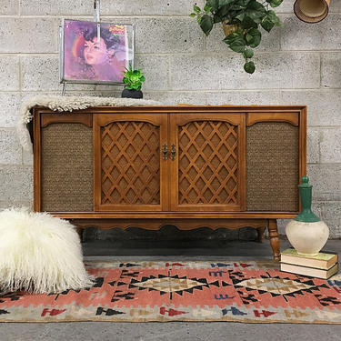 LOCAL PICKUP ONLY Vintage Record Player Console Retro 1960s Colonial Brown Carved Wood Details Rca Victor Record Victrola Am Fm Radio 