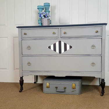 Vintage dresser / chest of drawers / entry table / changing table / nursery decor. by Unique