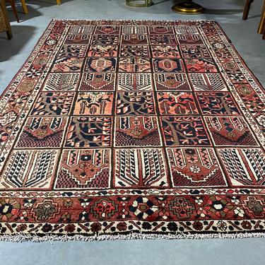 Vintage Handmade Persian Baktiari 9’ 10” x 6’ 9.5”Area Rug 