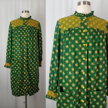 Vintage Sixties &quot;Models Coat&quot; Snap Front Long Sleeve House Dress - 60s Green Floral Long Sleeve Ruffle Collar Smock Dress - Small / Medium 