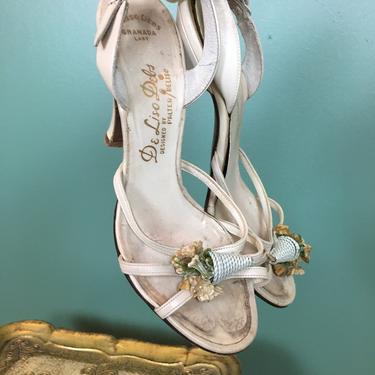 De Liso Debs, 1940s shoes, high heel sandals, vintage shoes, novelty shoe, strappy ivory leather, flower basket, size 4 1/2, open toe, ankle 