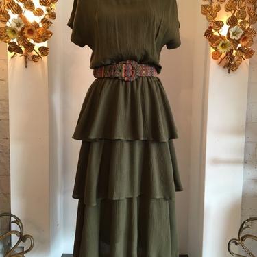 1980s blouson dress, vintage 80s dress, olive green dress, tiered skirt dress, button back dress, size medium, 80s rayon dress 