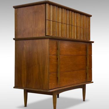 United 5 Drawer Walnut Chest, Circa 1960s - *Please ask for a shipping quote before you buy. 