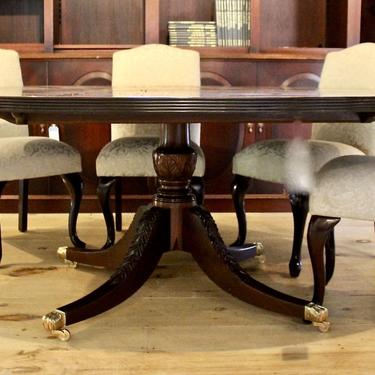 Round Pedestal Base Dining Table in Mahogany with Satinwood Banding, Circa 1920