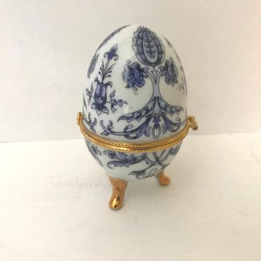 Beautiful Vintage Blue &amp; White Floral Porcelain Egg Trinket Box with Gold Trim 