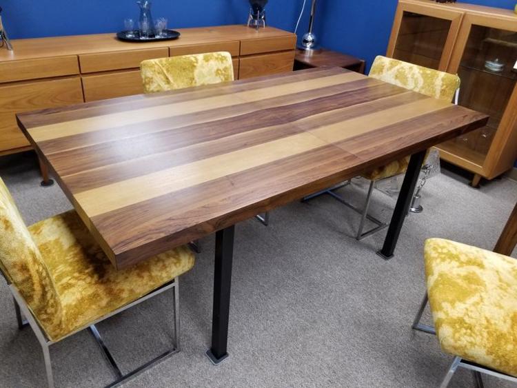                   Mid-Century Modern dining table by Milo Baughman for Directional