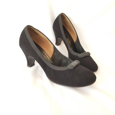 Vintage 40s Black Suede Heels Size 8 / Round Toe High Heels / 1940s Dress Shoes by Styleez / Black Suede Pinup Girl Pumps 