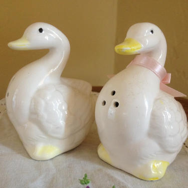 Vintage Cute Duck or Swan Salt and Pepper Shakers-Great Condition 
