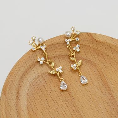 E082 gold flower dangle earring, gold cz flower earring, gold leaf earring, botanical earring, korean earring, star earring, gift for her 