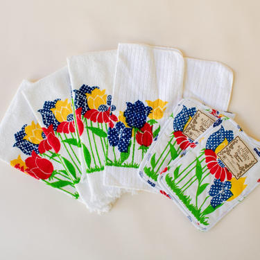 Retro Flower Bumble Bee Kitchen Towel Set / NOS Deadstock Vintage Dish Towels Rags / Kitsch Pot Holders 
