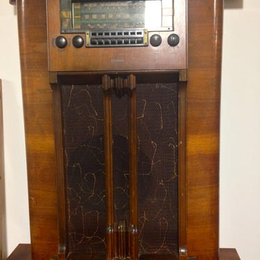 Vintage RCA Victor Radio by BarefootDwelling