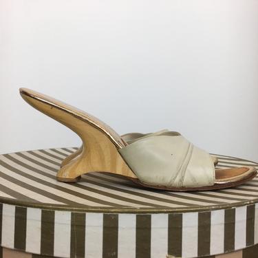 1950s cantilever heels, vintage 50s sandals, boomerang heels, 1950s wood wedges, size 7 1/2, bone leather shoes, Rockabilly shoes 