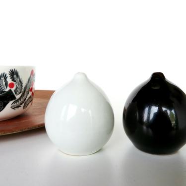 Vintage Arabia Finland Salt And Pepper Shaker Set By Kaarino Aho, MCM Black And White Porcelain Shakers 