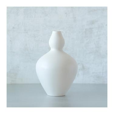 SHIPS NOW- 7.5&quot; stoneware ceramic curved white matte bud vase .  ceramic modern elegant tabletop organic botanical minimal mini mid century 