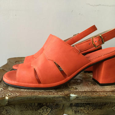 1970s chunky sandals, 70s orange sandals, vintage mod shoes, 1970s naturalizers, size 7, cuban heel shoes, 1970s shoes, late 60s shoes, 