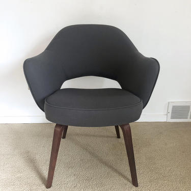 mid century Saarinen Knoll executive arm chair wood legs 