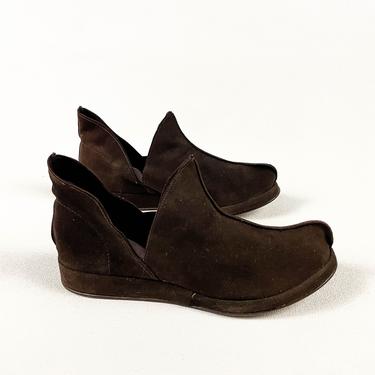 1940s Brown Suede Pointy Wedge Boots / Booties / Slip On / Leather / 1940s / Solid / 8 / Seamed / Novelty / Robin Hood / 