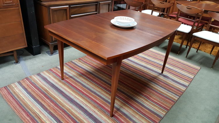 Mid-Century Boat Shaped Walnut Dining Table by Hooker Furniture