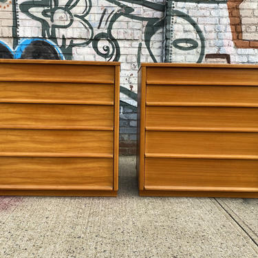 Pair of mid century modern 5 drawer maple blonde dressers very clean 