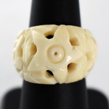 60's primitive carved bovine bone size 6.75 star flowers graduated band, handcrafted domed cream colored floral boho ring 