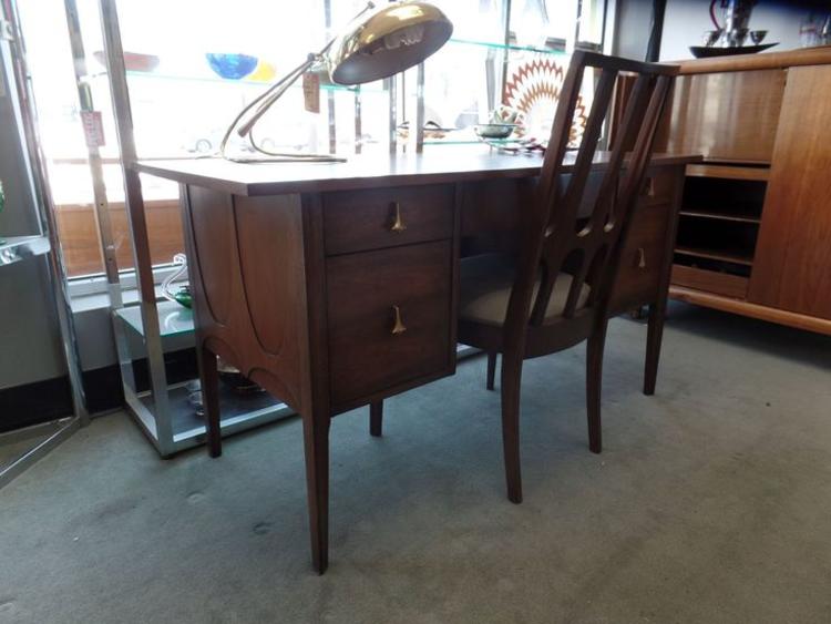 Mid-Century Modern kneehole desk from the Brasilia collection by Broyhi