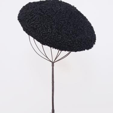 1950s black curly lamb beret / lambswool hat / vintage winter hat / 50s fur hat 