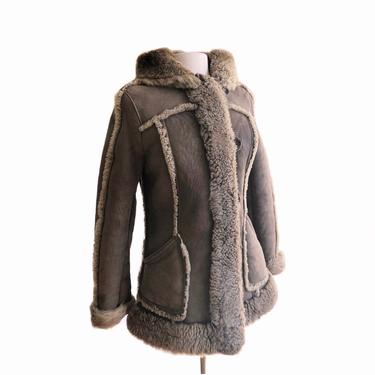 Vintage 70s shearling sheepskin coat/ short leather coat/ hood/ fur on inside/ brown European coat 