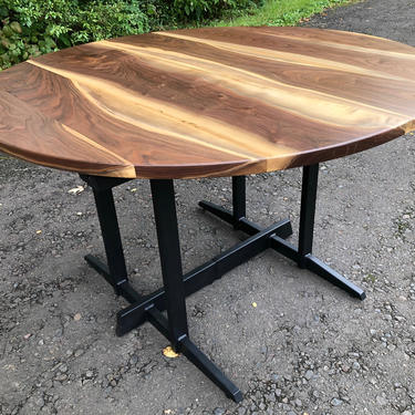 Mid Century Modern Style Dining Table with Expandable Leaves 