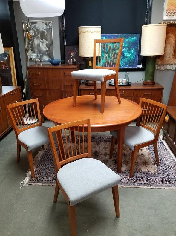 Set of 4 Mid-Century Modern dining chairs