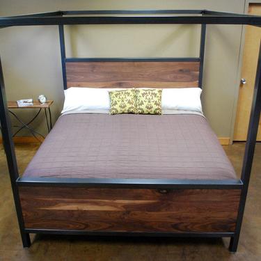 Kraftig Canopy Bed with Walnut 
