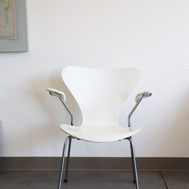 Fritz Hansen Series 7 Armchair designed by Arne Jacobsen in White 